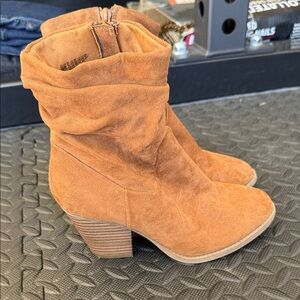 Universal Thread Rust Booties